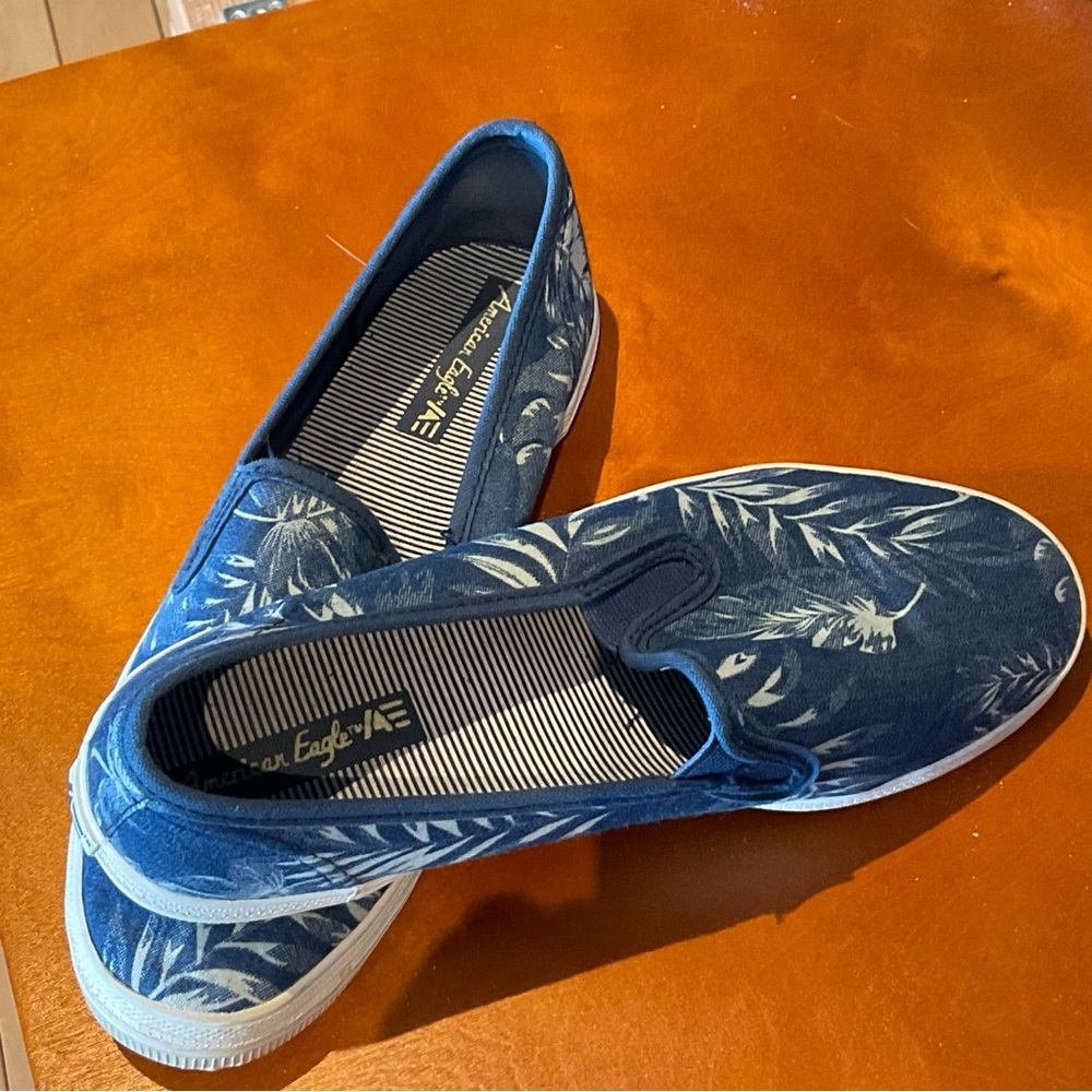 American Eagle Outfitters slip-on Sneakers, denim blue with white leaves. Sz 6.5